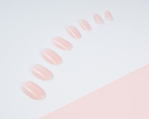 Ovalni nokti u boji u boji - blijedo ružičasta
