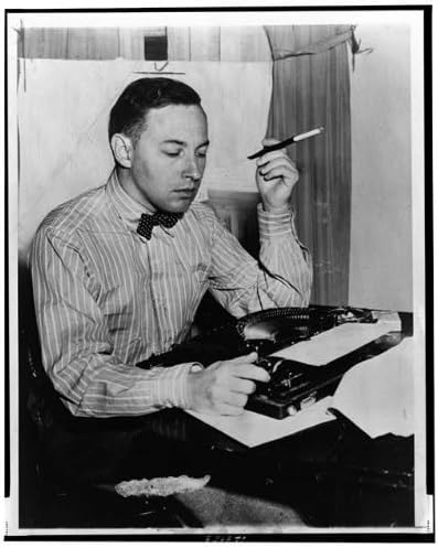 PovijesneFindings Foto: Tennesse Williams, pušenje, sjedeći na pisaćem stroju, Thomas Lanier Williams III, 1945