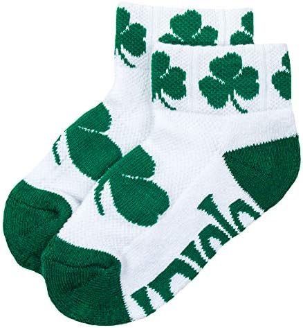 Irske čarape za mlade Na Dan svetog Patrika u zaljevu Donegal